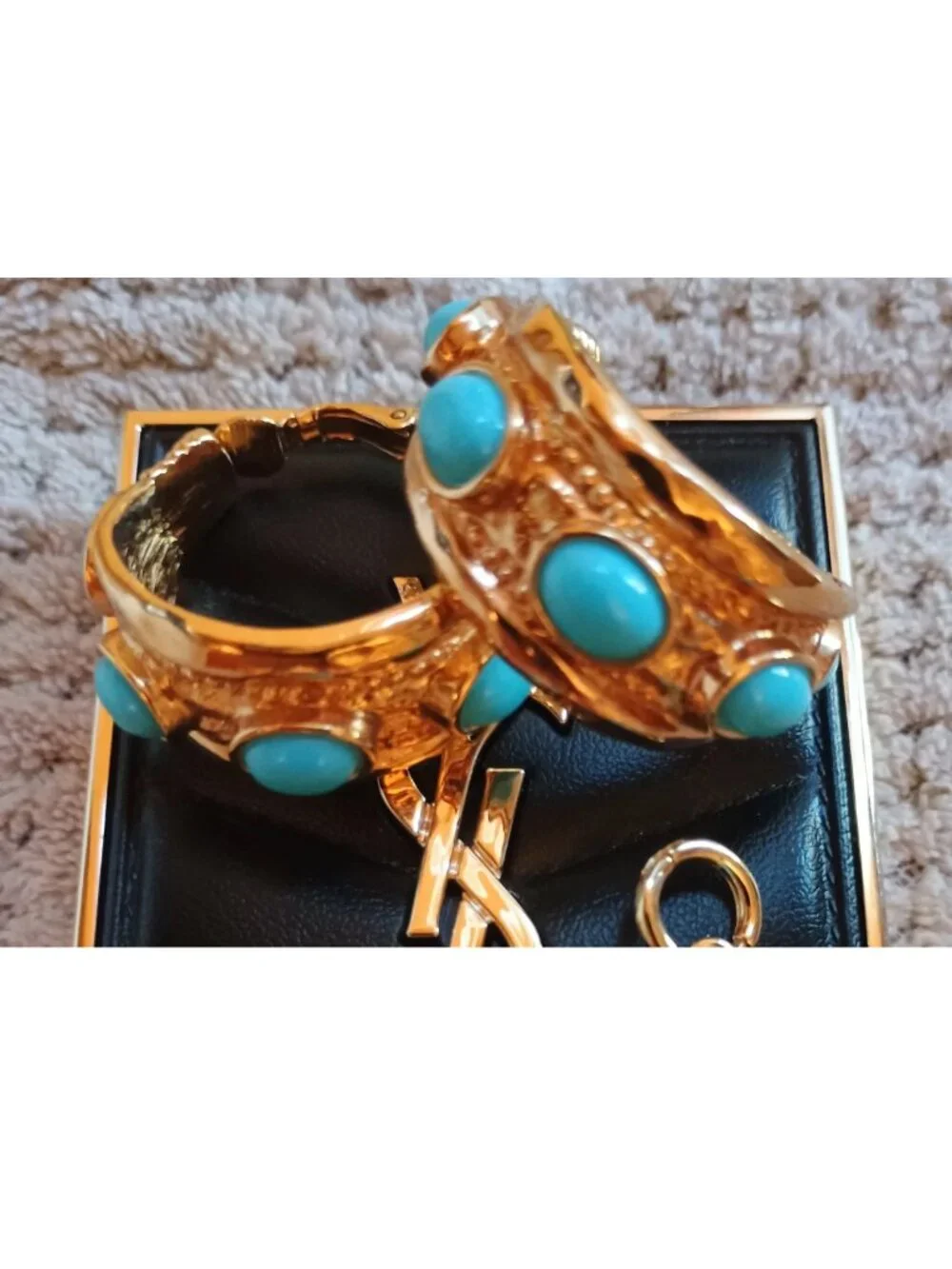 BEAUTIFUL KJL Kenneth J Lane 265$ GOLD TONE  HOOP TURQUOISE CLIP ON EARRINGS